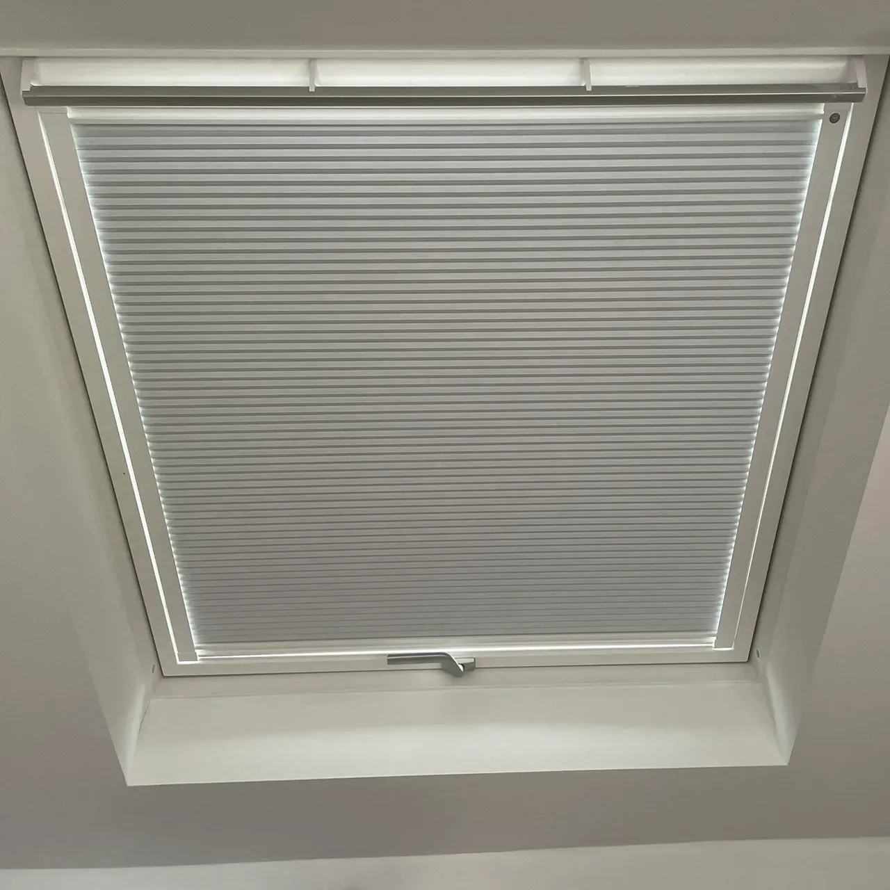 Dachfenster mit Plissee, geschlossen