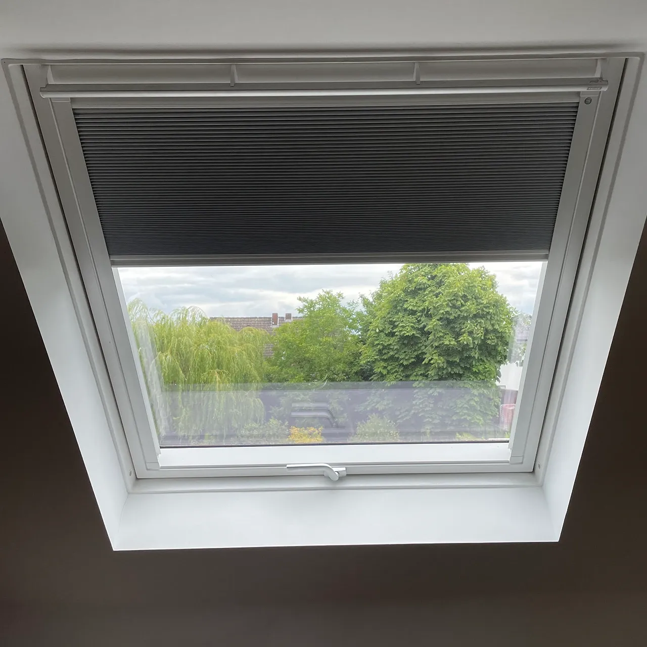 Dachfenster mit Plissee halb geöffnet
