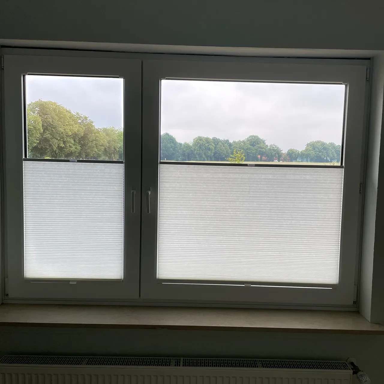 Plissee als Sichtschutz, halb geschlossen